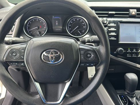 Used 2018 Toyota Camry LE FWD image 14