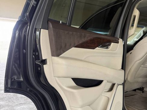 Used 2015 Cadillac Escalade Luxury image 33