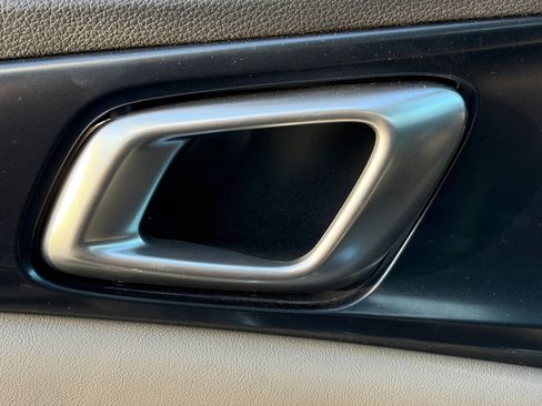 Certified 2025 Kia Carnival LXS FWD image 9