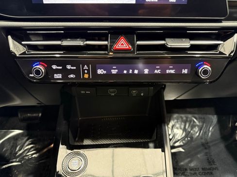 Used 2023 Kia Niro EX image 34