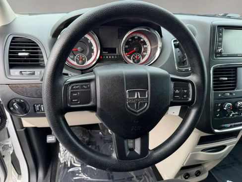 Used 2018 Dodge Grand Caravan SE w/ UConnect Hands-Free Group FWD image 17