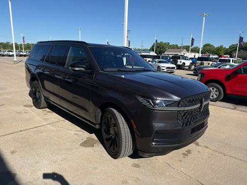 Used 2025 Lincoln Navigator L Reserve w/ Jet Appearance Package AWD/4WD image 4