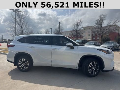 Used 2022 Toyota Highlander XLE image 2