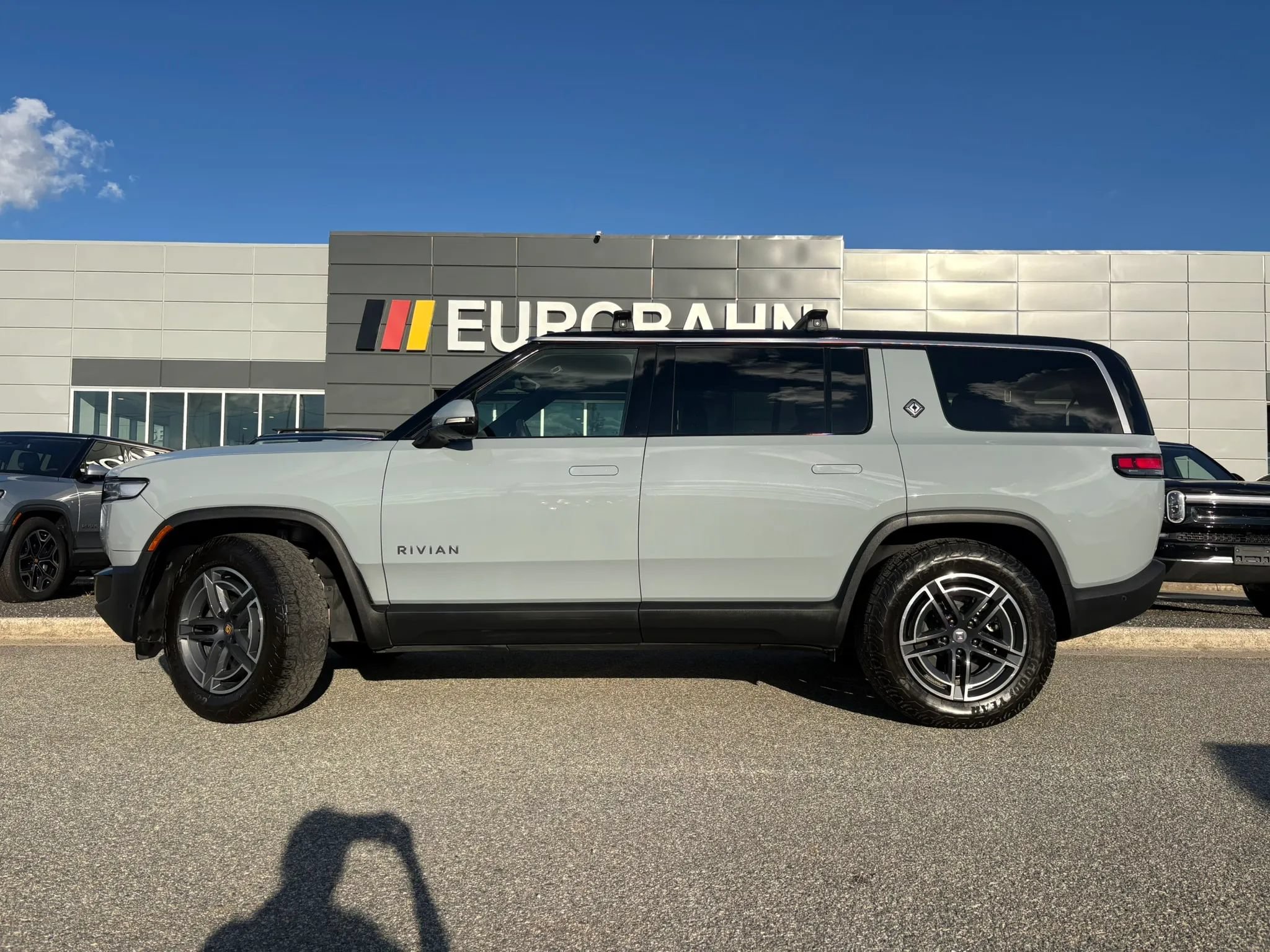 Used 2025 Rivian R1S Adventure Dual AWD/4WD image 2