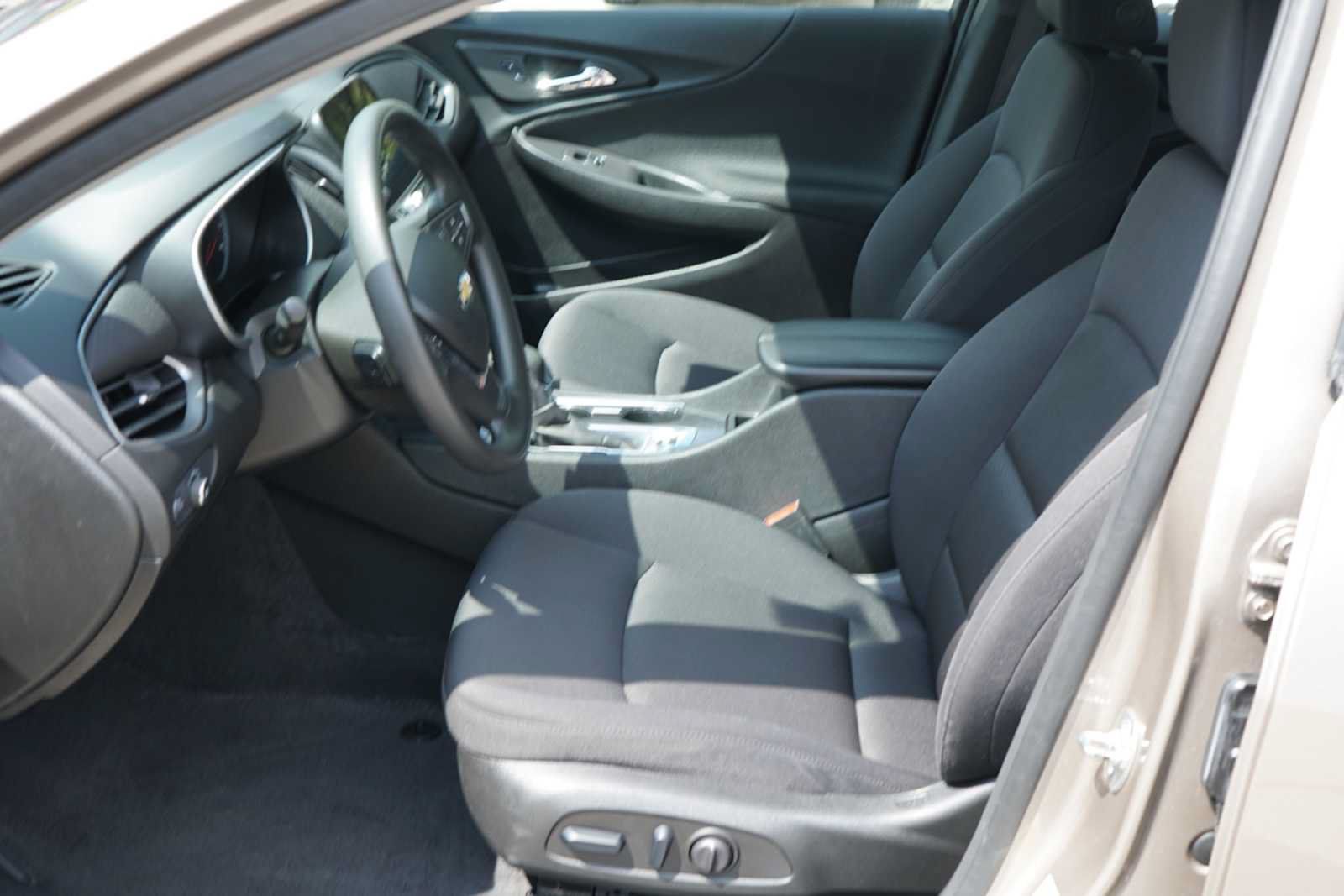 Used 2025 Chevrolet Malibu LT FWD image 8