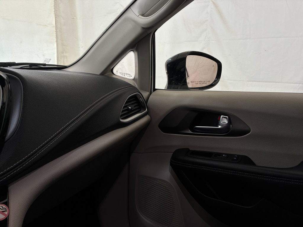 Used 2024 Chrysler Pacifica Limited FWD image 32
