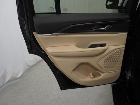 Certified 2024 Jeep Grand Cherokee Limited w/ Black Appearance Package AWD/4WD image 43