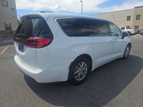 Used 2023 Chrysler Pacifica Touring-L FWD image 7