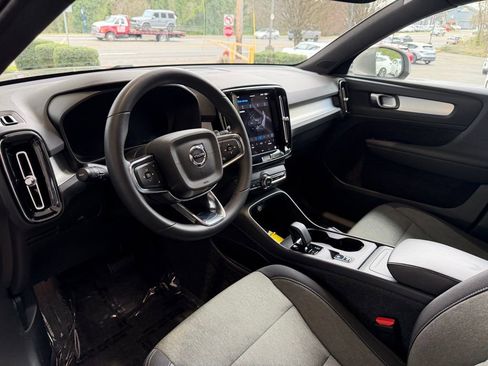 Used 2024 Volvo XC40 B5 Core AWD/4WD image 17