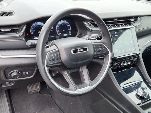 Used 2024 Jeep Grand Cherokee Altitude AWD/4WD image 4