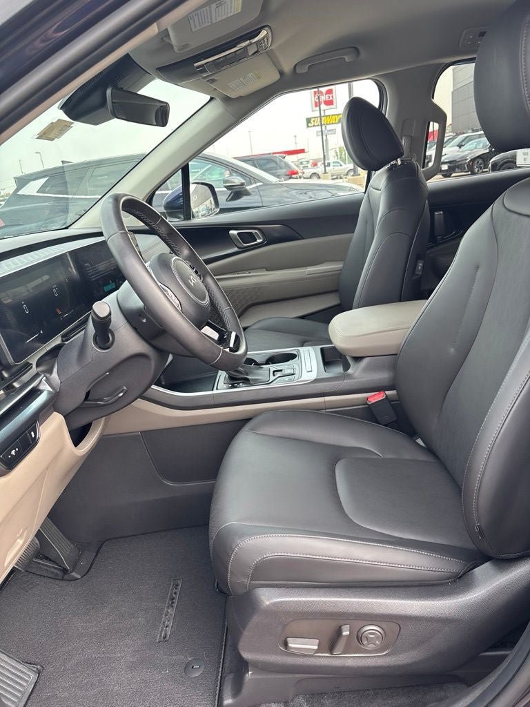 Used 2025 Kia Carnival FWD image 12