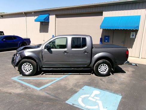 Used 2016 Nissan Frontier SV image 3