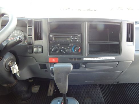 Used 2018 Isuzu NPR image 21