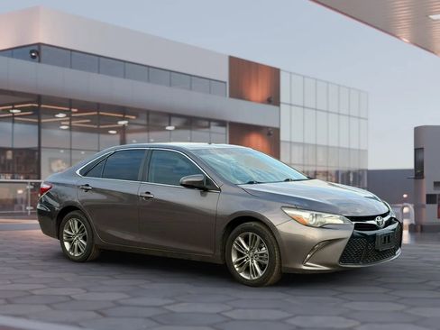 Used 2017 Toyota Camry SE w/ Moonroof Package FWD image 14
