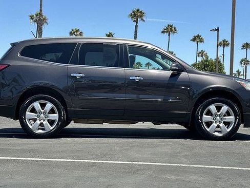 Used 2016 Chevrolet Traverse LT w/ Style and Technology Package FWD image 3