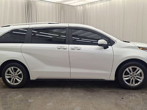 Certified 2025 Toyota Sienna Limited image 4