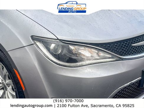 Used 2017 Chrysler Pacifica Touring-L image 7