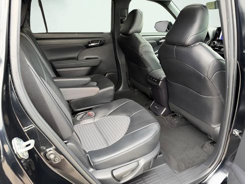 Used 2023 Toyota Highlander XSE FWD image 31