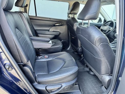 Used 2022 Toyota Highlander XLE AWD/4WD image 13