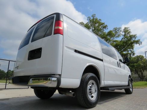 Used 2016 Chevrolet Express 3500 image 33