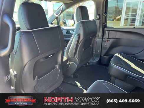 New 2026 Chrysler Pacifica Limited image 18