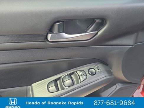Used 2024 Nissan Altima 2.5 SV FWD image 11
