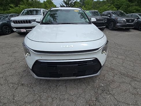Used 2024 Kia Niro EX FWD image 12
