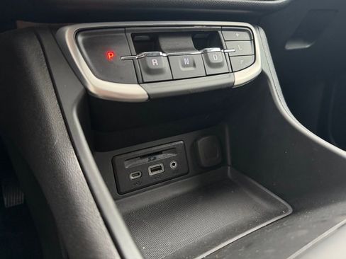 Used 2024 GMC Terrain SLT AWD/4WD image 21