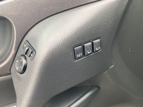 Used 2018 Nissan Rogue SV w/ Premium Package image 37