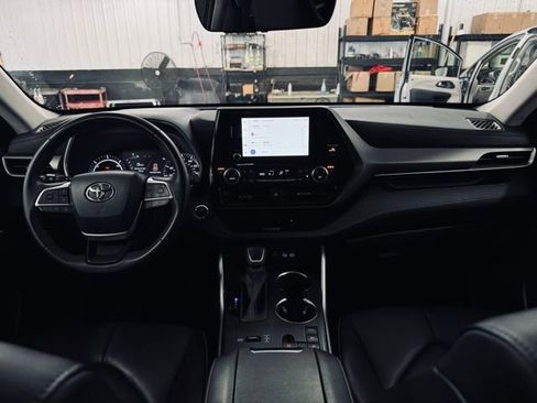 Used 2023 Toyota Highlander XLE image 25