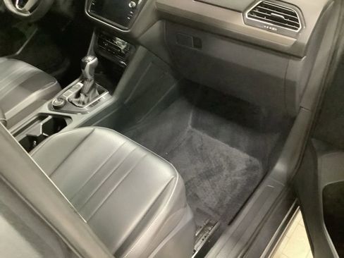 Used 2022 Volkswagen Tiguan SE w/ Panoramic Sunroof Package image 23
