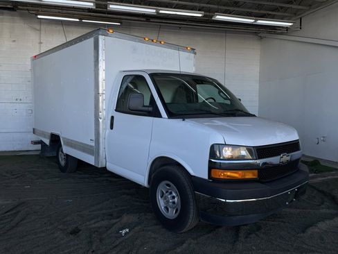 Used 2017 Chevrolet Express 3500 w/ Chrome Appearance Package image 7