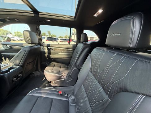Used 2025 Buick Enclave Avenir AWD/4WD image 23