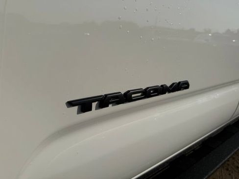 Used 2023 Toyota Tacoma TRD Off-Road w/ Technology Package AWD/4WD image 11