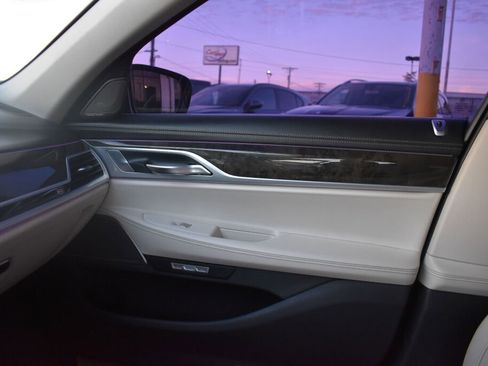 Used 2017 BMW 740i image 25
