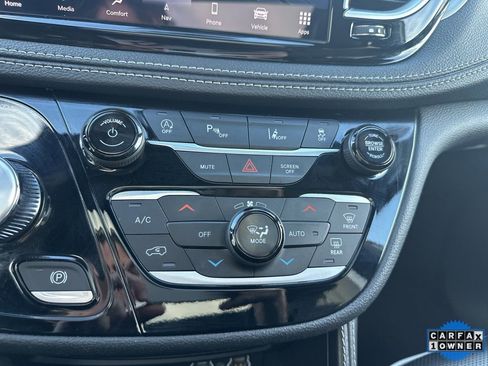 Used 2025 Chrysler Pacifica Limited image 71