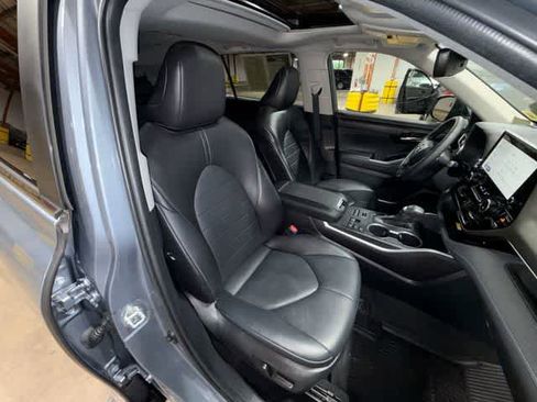 Used 2023 Toyota Highlander XLE AWD/4WD image 16
