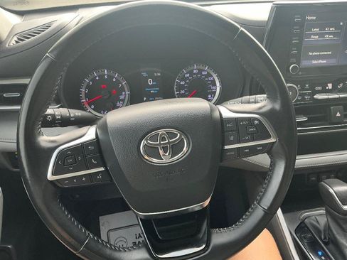 Used 2021 Toyota Highlander LE FWD image 18