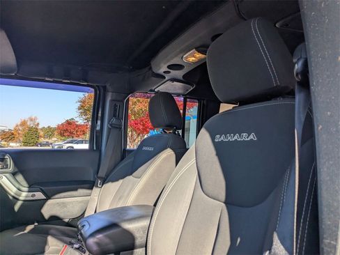 Used 2017 Jeep Wrangler Unlimited Sahara w/ Connectivity Group image 13