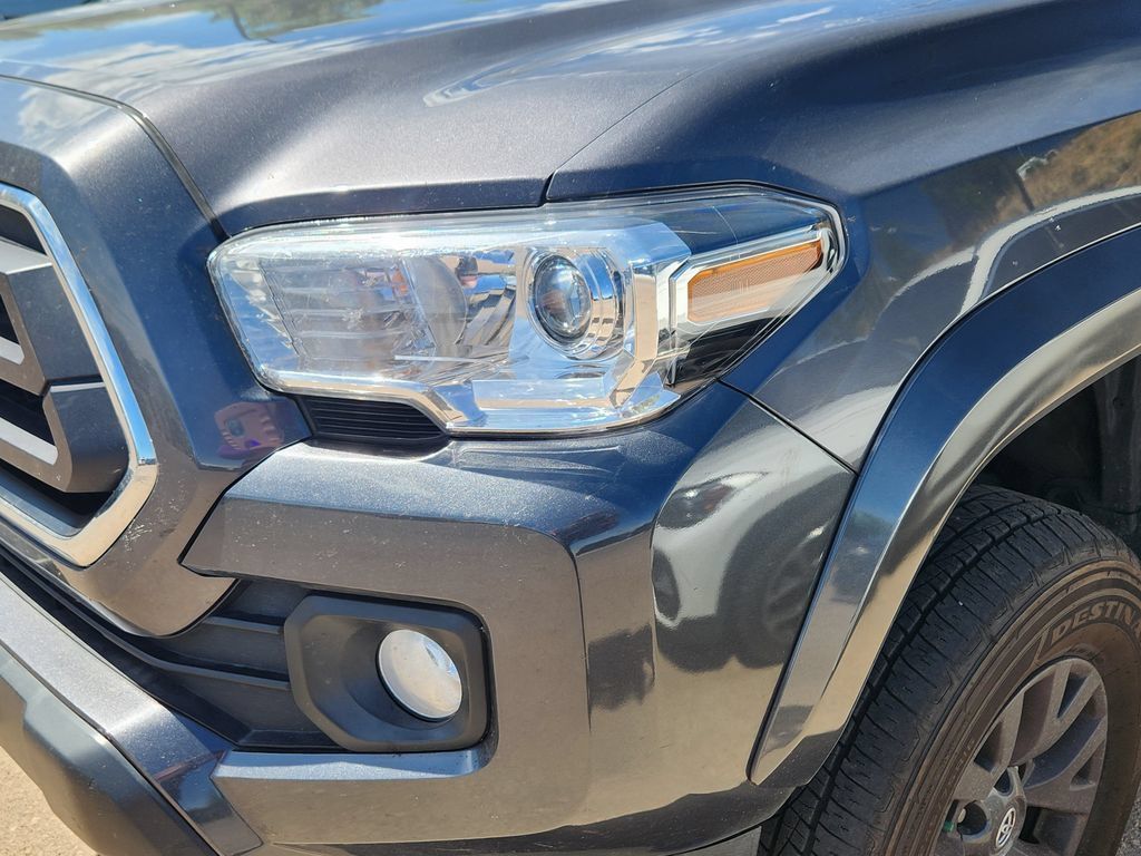 Used 2022 Toyota Tacoma SR5 AWD/4WD image 4