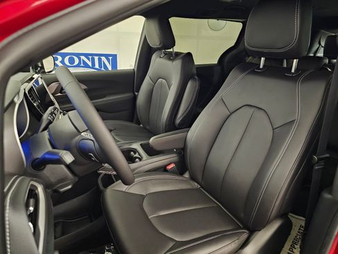 New 2026 Chrysler Pacifica Select image 13
