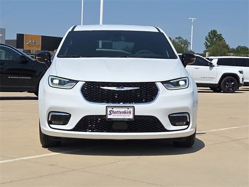 New 2026 Chrysler Pacifica Select image 2