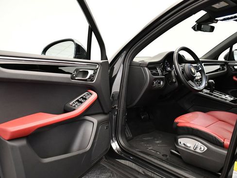 Used 2025 Porsche Macan image 39