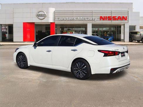 Used 2025 Nissan Altima 2.5 SV w/ SV Premium Package image 5