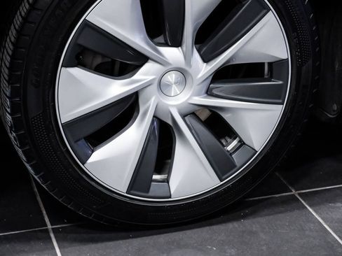 Used 2023 Tesla Model Y Long Range AWD/4WD image 54