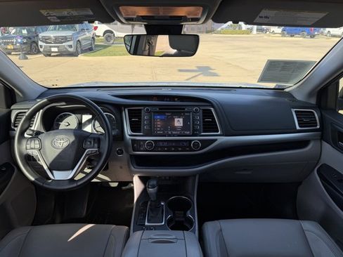 Used 2018 Toyota Highlander XLE image 26