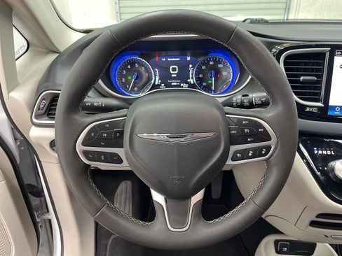 Used 2024 Chrysler Pacifica Touring-L image 16