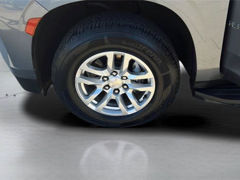 Used 2022 Chevrolet Suburban LT RWD image 22