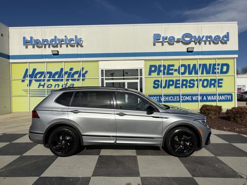Used 2023 Volkswagen Tiguan SE R-Line image 2