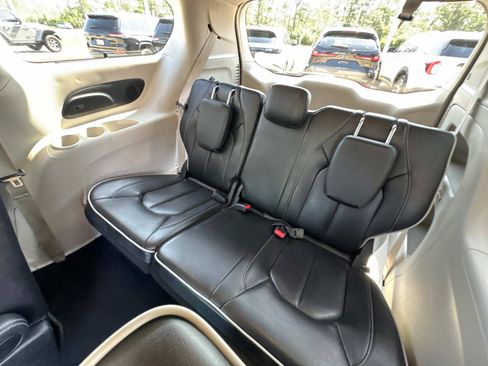 Certified 2024 Chrysler Pacifica Limited FWD image 13